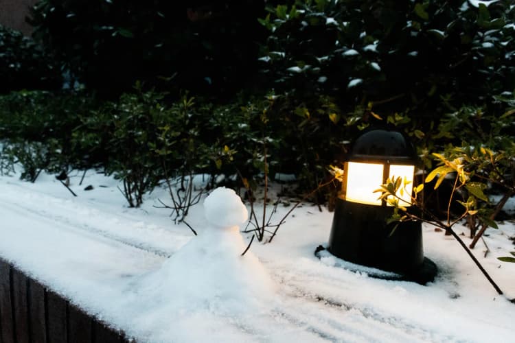 A tiny snowman on a bench at Hangzhou High School Qianjiang Campus. Taken in winter 2017 with Nikon D7200 © 2026 Techzjc (Jiacheng Zhao). All rights reserved.